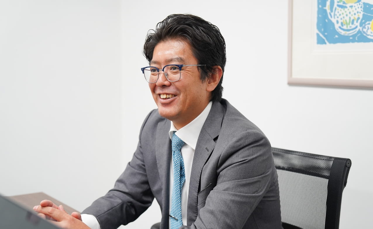 リラックスした表情が、親しみやすさやプロフェッショナルな印象を与える