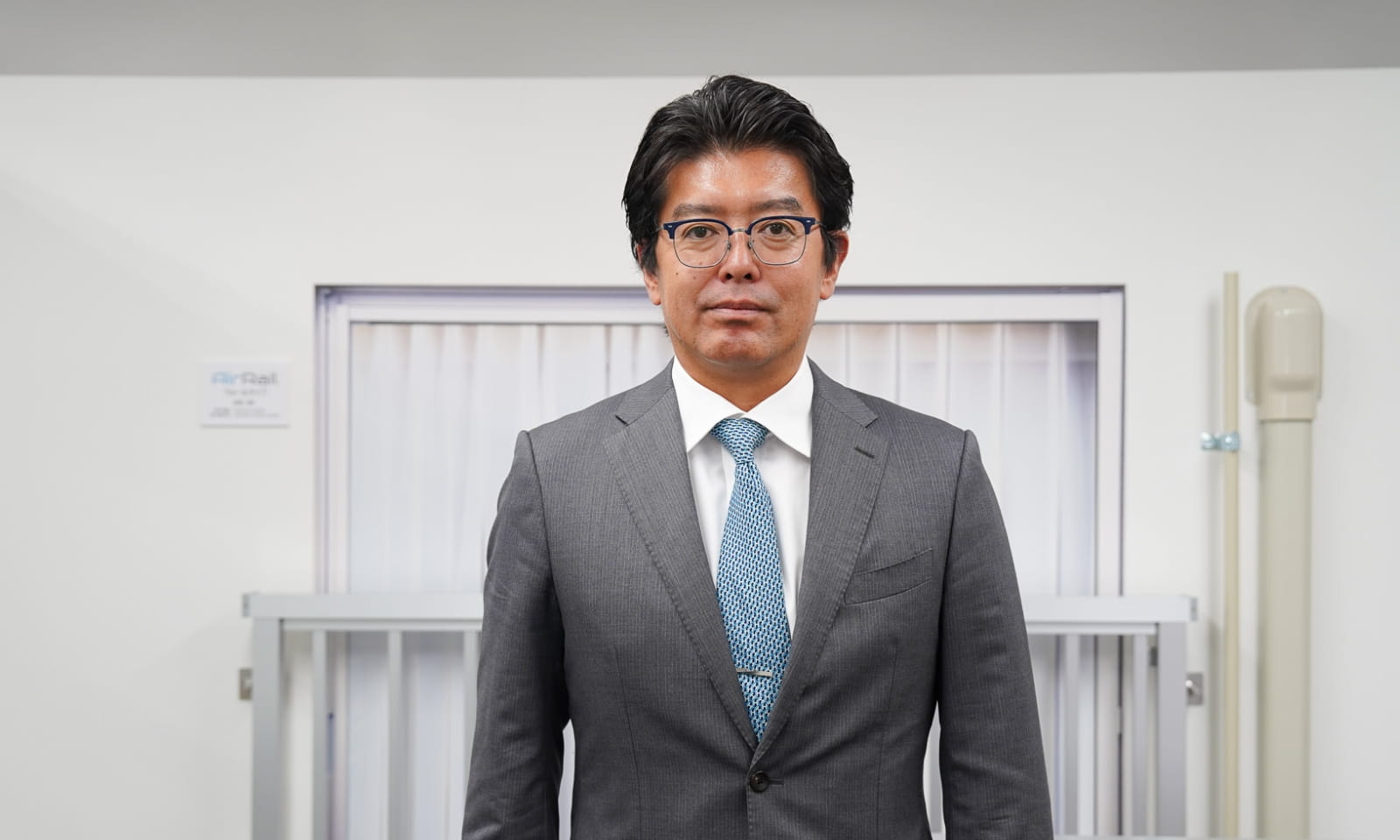 落ち着いた表情が、信頼感や誠実さを感じさせる雰囲気を醸し出している。
