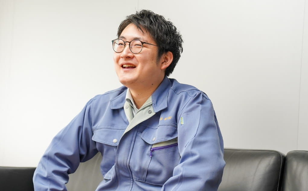 自然体の表情が、親しみやすさと和やかな雰囲気を感じさせる。