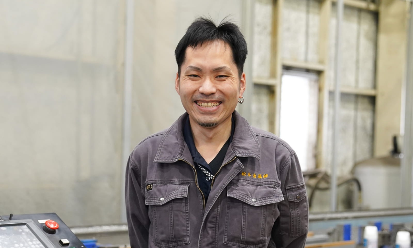 工場内で、求職者に向けたメッセージを語る姿には、仕事へのやりがいや満足感、職場の良い雰囲気を感じさせる。