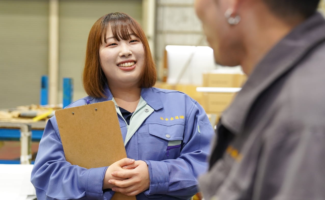 仕事のやりがいや松本金属の魅力を語る楽しそうな表情が、明るい職場環境や業務へのやりがいを感じさせる。